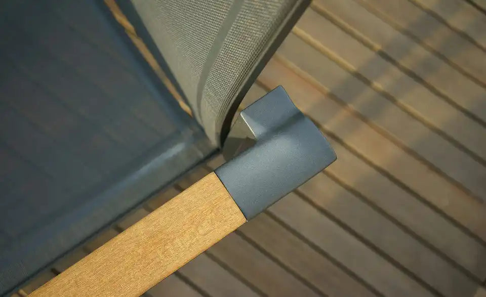 Zebra Stapelsessel Fly seitlich im Raum – eleganter Sessel mit Teakholz-Akzenten – Zebra
