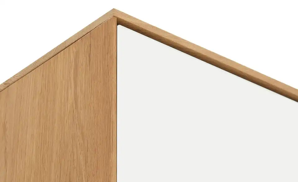 HARTMANN Vitrine Caya Detailansicht Innenraum – Glasböden, verstellbare Einlegeböden – HARTMANN