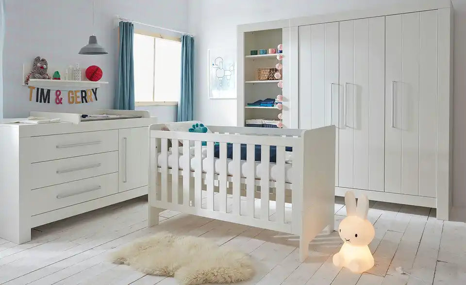 pinio Kommode Smilla Gesamtansicht – Weiß lackiert, 156×94 cm, Soft-Close – pinio
