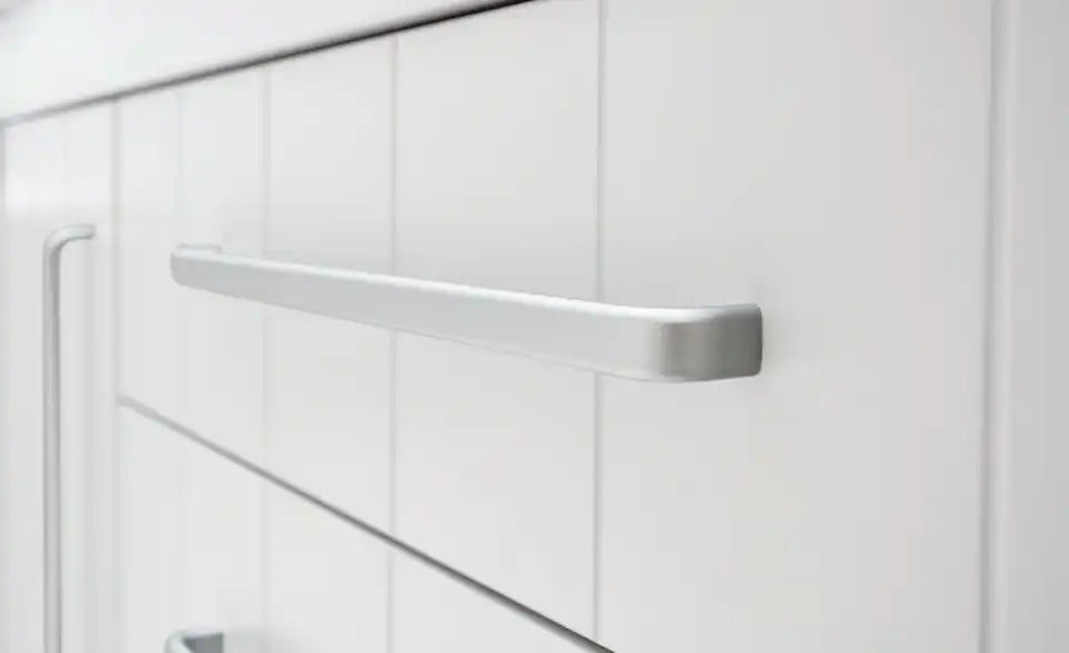 pinio Kommode Smilla Detailansicht – Relinggriff Metall, Soft-Close Tür – pinio