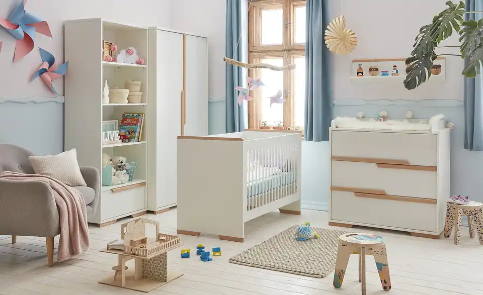 pinio Kommode Soe Gesamtansicht – Weiß mit Buchenholzgriffen, 98,5×93×56 cm – pinio