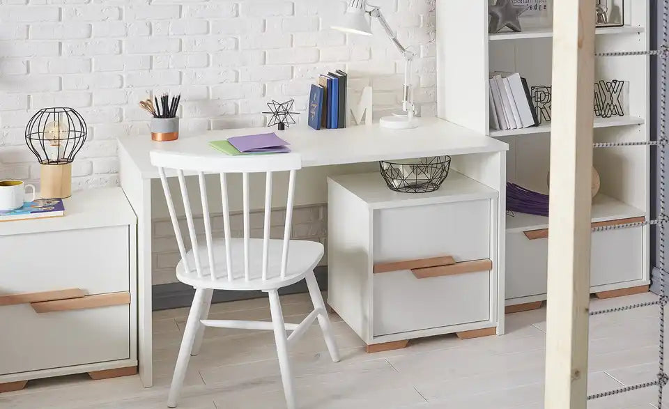 pinio Schreibtisch Soe Schrägsicht – Holzwerkstoff beschichtet, zeitloses Design – pinio
