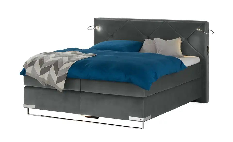 Musterring Boxspringbett Dubai von vorne – Kopfteil Samt, LED-Schwanenhalslampen – Musterring