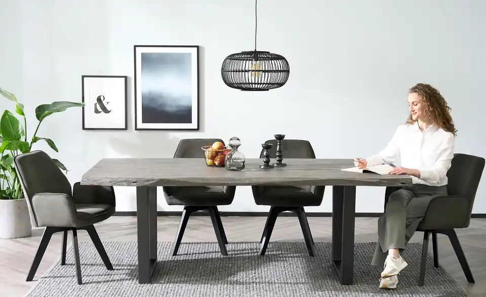 Dine + Mine Kufentisch SigNature One Detailansicht Tischplatte – Baumkante, sandgestrahlt – Dine + Mine