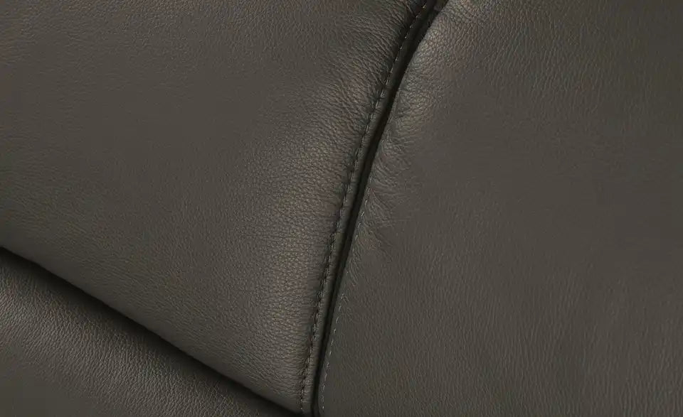 himolla Ledersofa 1501 von vorne – Sitztiefe 52 cm, mittlere Sitzhärte – himolla