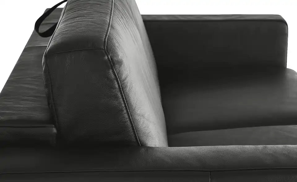 Betty Schlafsofa Betty im Raum – Klassisch Modern, 100% Leder Schwarz, verchromte Füße – Betty