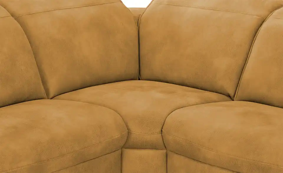 Ecksofa Michelle im Raum – 4-Sitzer Ecksofa links, Curry Mikrofaser, Bodenfreiheit 11 cm – Mein Sofa bold