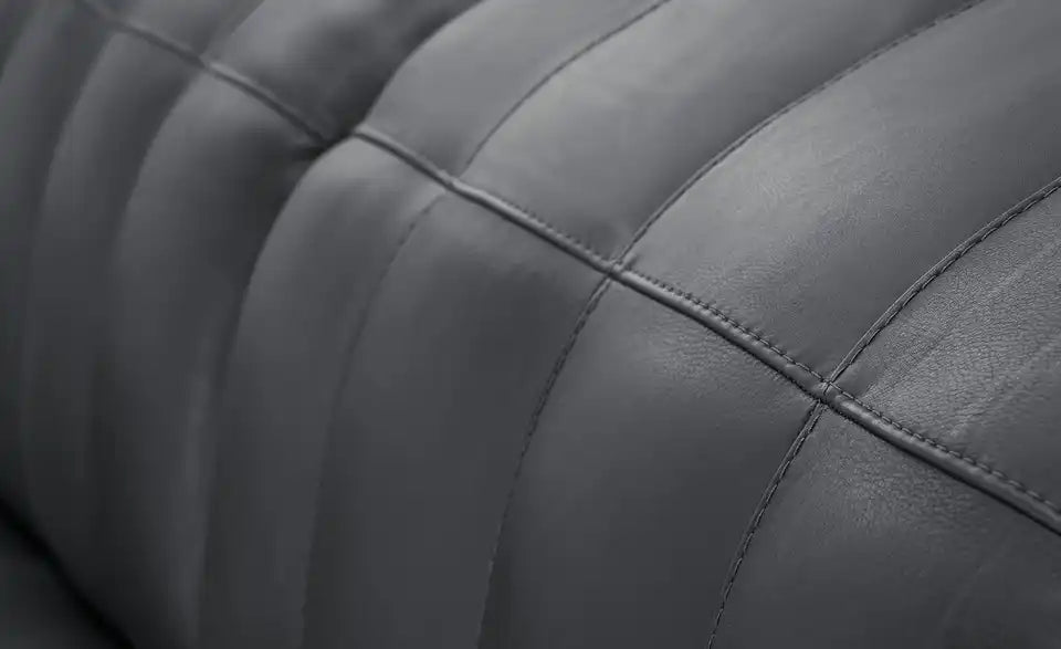 Natuzzi Editions Ledersofa Portento Rückenansicht – Metallwinkel schwarzmatt – Natuzzi Editions