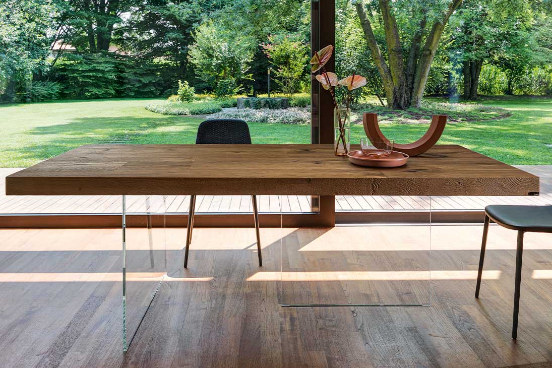 AIR WILDWOOD Esstisch Schraegansicht – schwebende Tischplatte, minimalistisches Design – Lago
