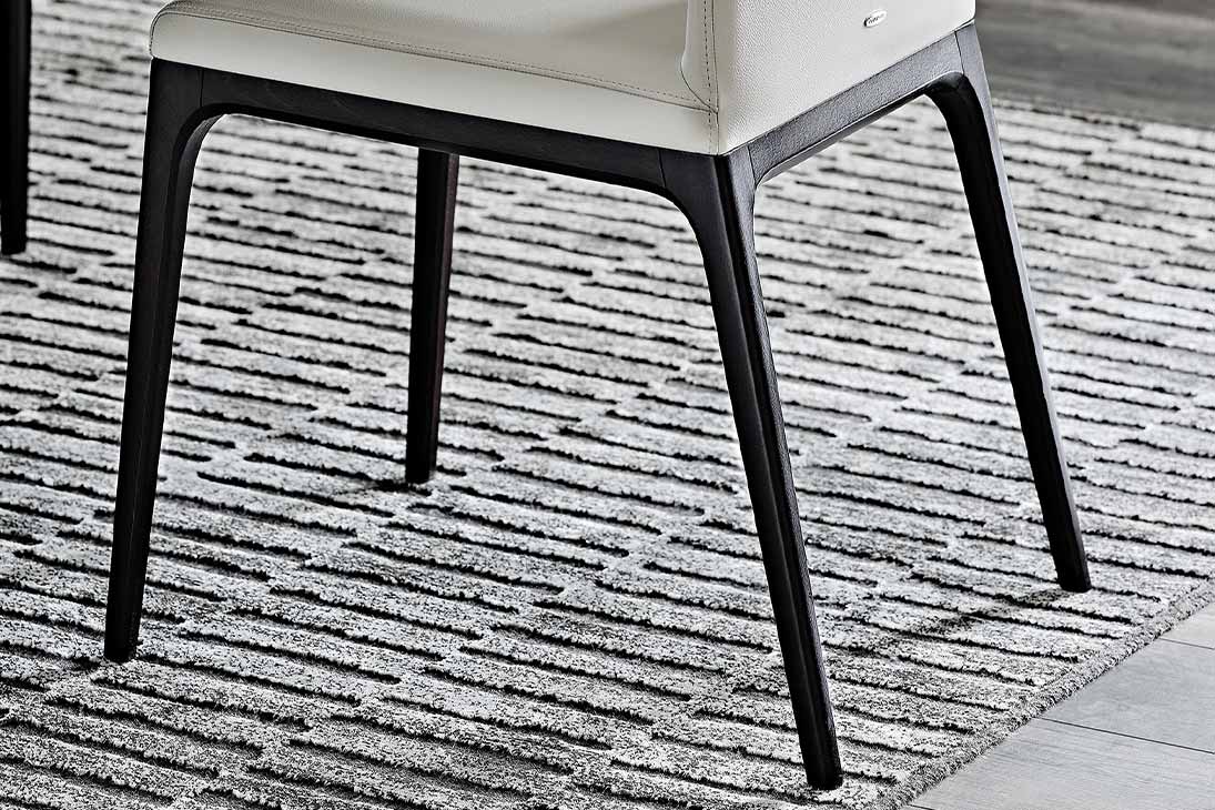 ARCADIA Stuhl Detailansicht Rückenlehne – Massivholz-Rahmen, Bezug Bianco – Cattelan Italia