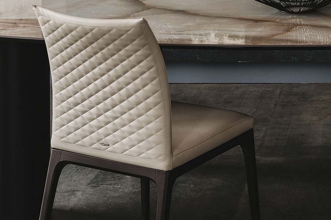 ARCADIA COUTURE Stuhl Seitenansicht – leichtes Holzgestell, luxuriöse Polsterung – Cattelan Italia