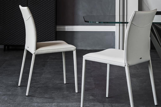 NORMA Stuhl Gesamtansicht – Bianco col. ECP01, vollständig lederbezogen, elegant – Cattelan Italia