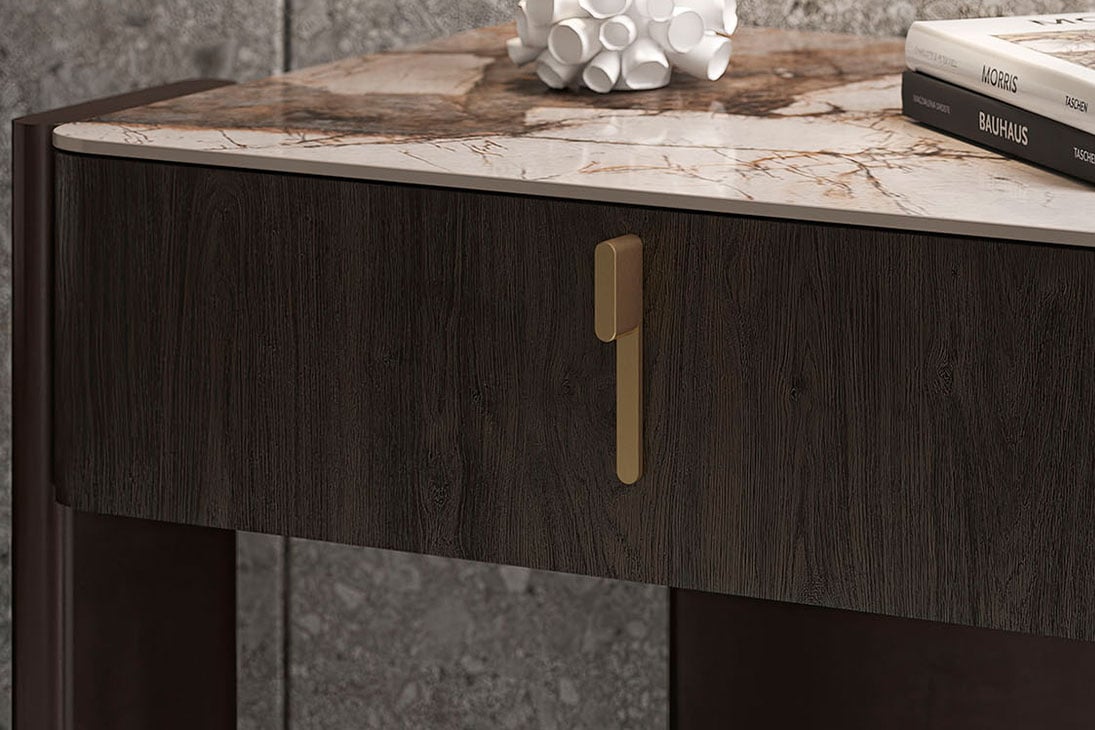JULIAN Nachttisch Detailansicht – Schublade mit messingfarbenem Griffdetail – Cattelan Italia