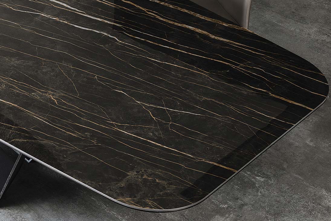 SKORPIO KERAMIK Esstisch von vorne – moderne Keramikplatte im Marmor-Look, Metallgestell