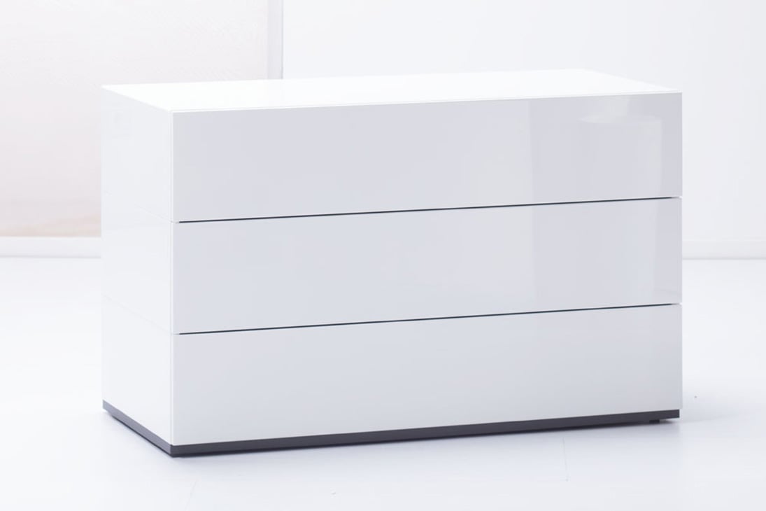 BRIX Kommode Schraegansicht – glänzend lackierte Oberfläche Weiß, Lichtreflektion – Bensen