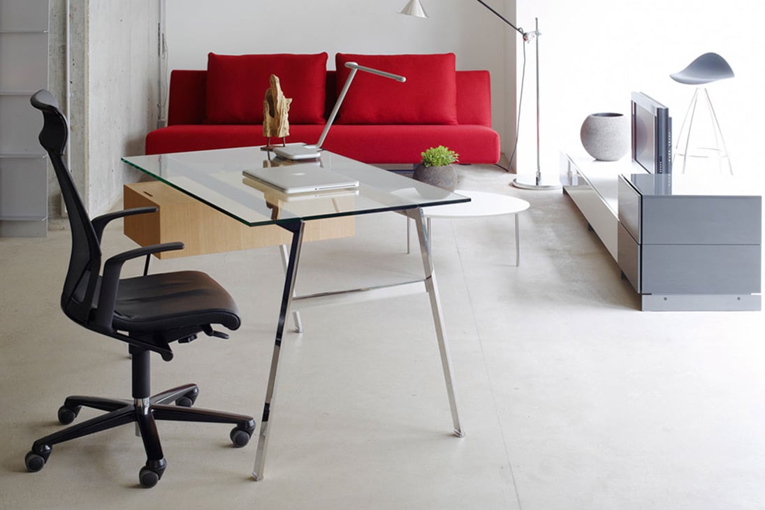 HOMEWORK Schreibtisch Schrägansicht – edles Nussbaum-Design für Home Office – Bensen