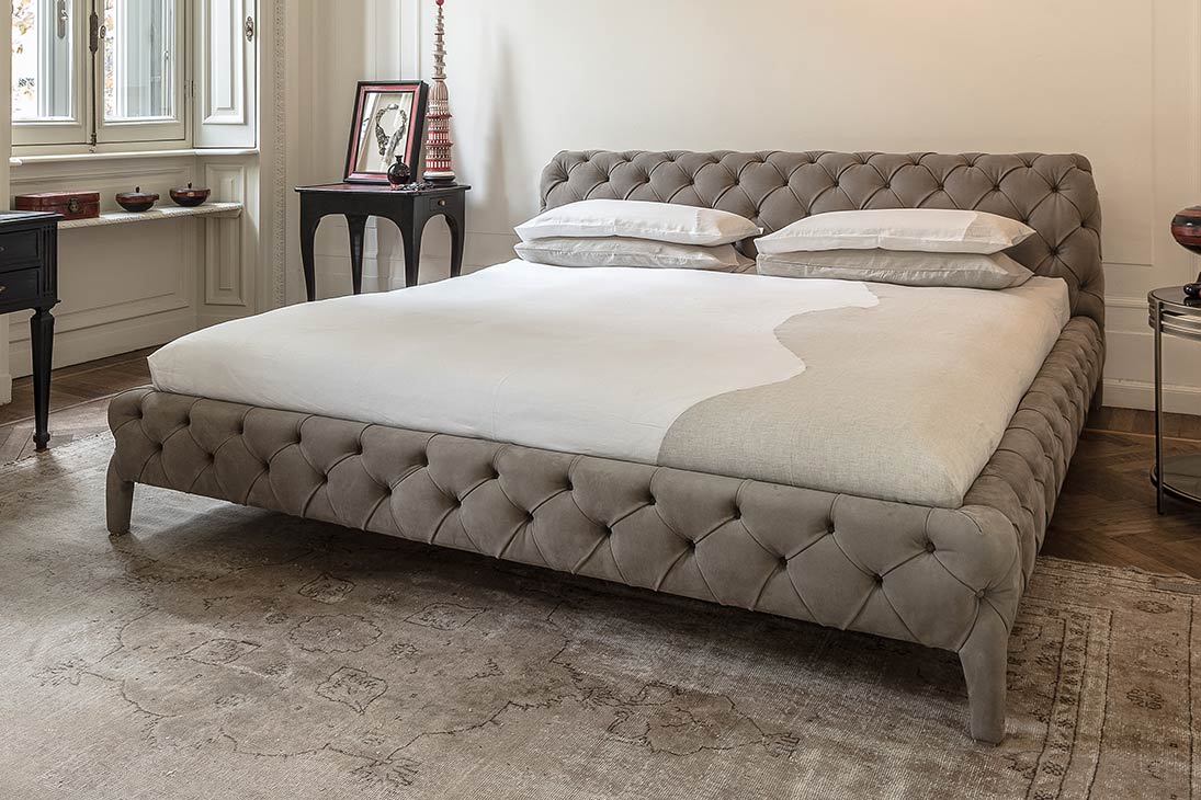 WINDSOR DREAM Bett Schrägsicht – Bordeaux, klassisch-modernes Design – Arketipo