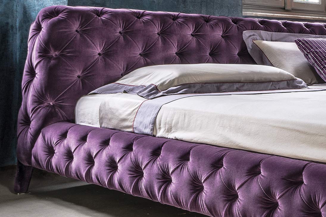 WINDSOR DREAM Bett Nahaufnahme Kopfteil – gesteppt Bordeaux, britische Eleganz – Arketipo