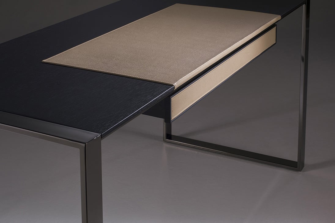DESK Schreibtisch Nahaufnahme – Echtleder Arbeitsplatte Detail – Orsenigo