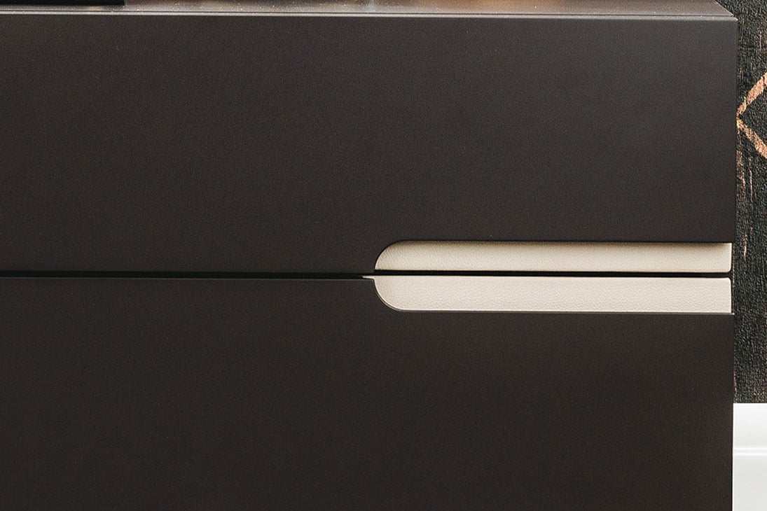 CIRO Nachttisch Nahaufnahme Material – Echtleder-Einlage Oyster, Metall-Basis Ausführung L – Cattelan Italia