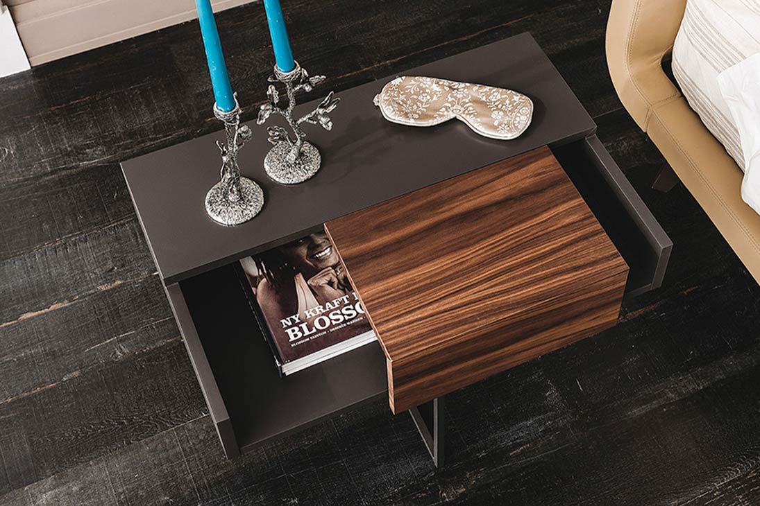 DANTE Nachttisch Detailansicht Schiebetür – Holz mit eleganter Oberfläche, Graphit GFM69 – Cattelan Italia