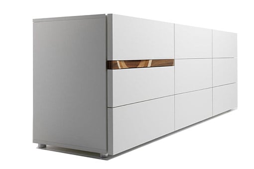 COMRI Kommode von vorne – Holz weiß lackiert, mittiges Türfach, Metallgriffe – Horm