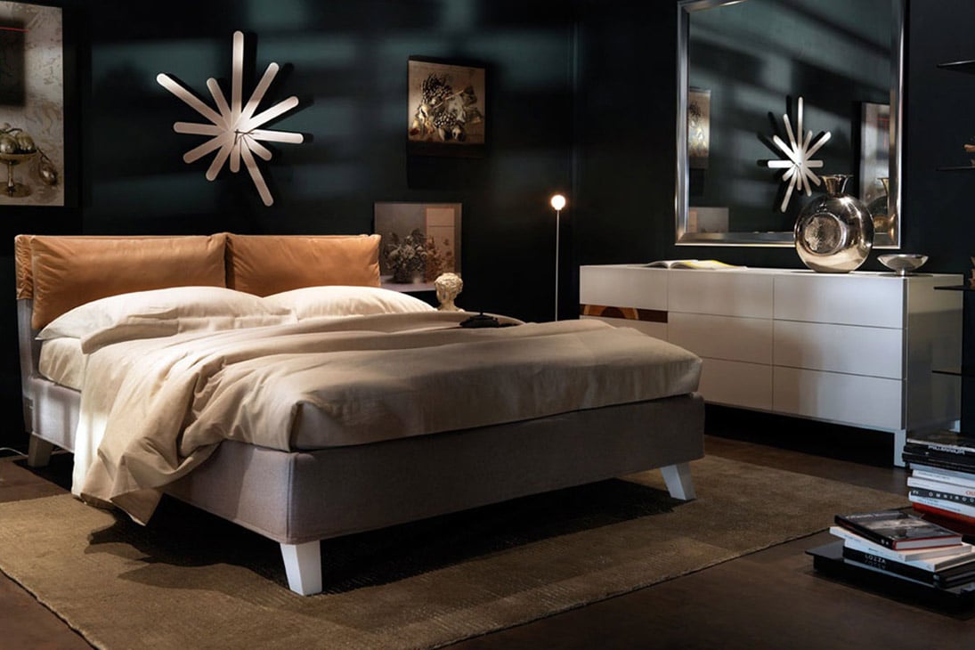 COMRI Kommode im Raum – zeitlose Eleganz, Weiß RAL 9016, Holzoberfläche – Horm