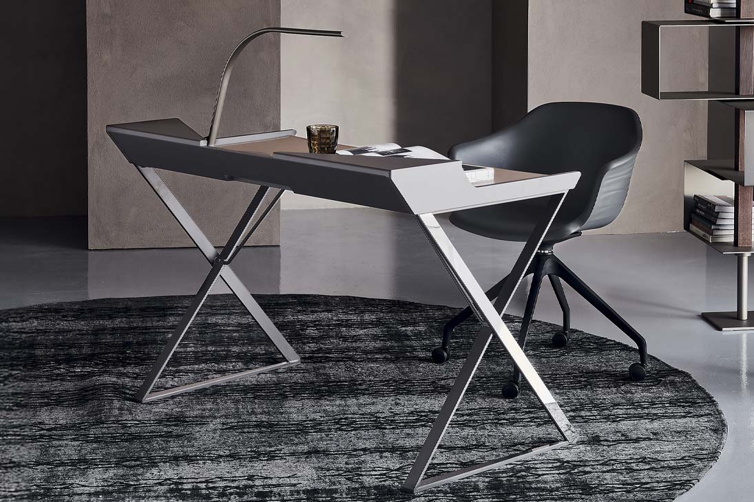 QWERTY Schreibtisch Schrägsicht – modernes Design, Edelstahlrahmen glänzend – Cattelan Italia