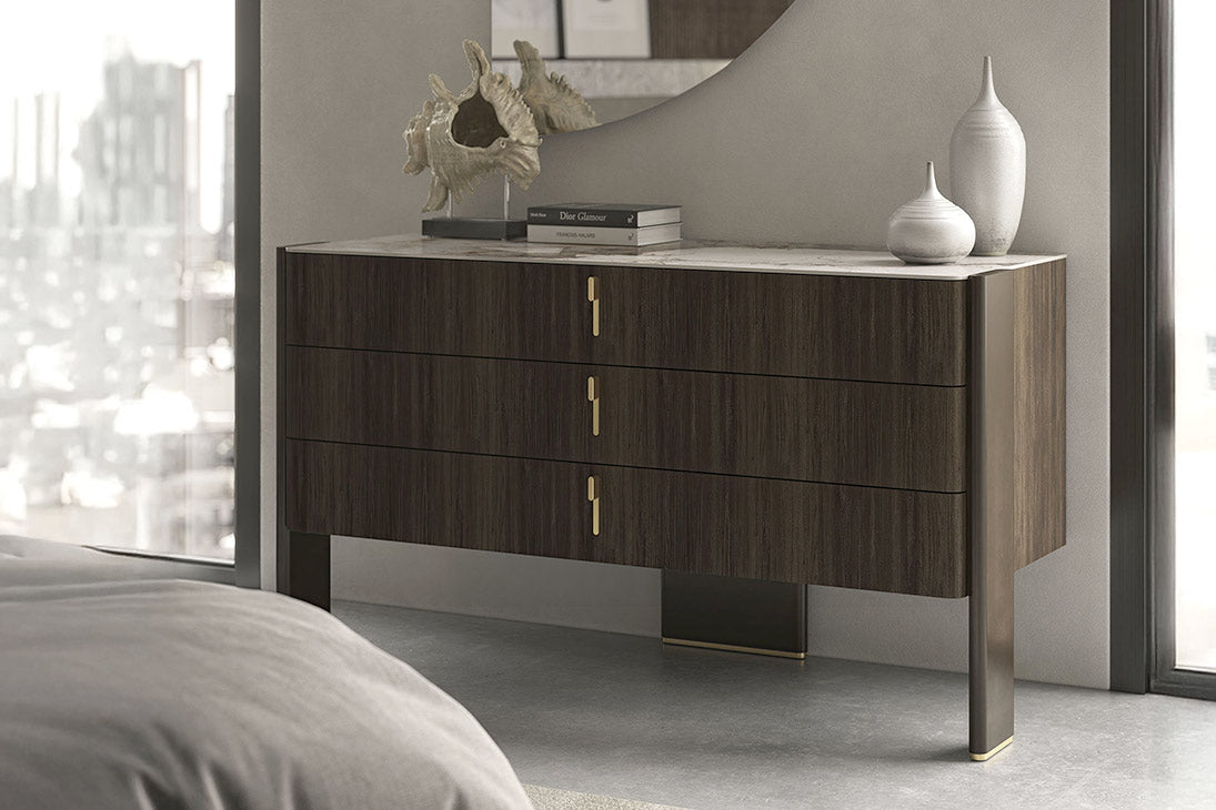 JULIAN Kommode Gesamtansicht – Bronze GF18, Holzkorpus mit Keramikplatte Marmoreffekt – Cattelan Italia