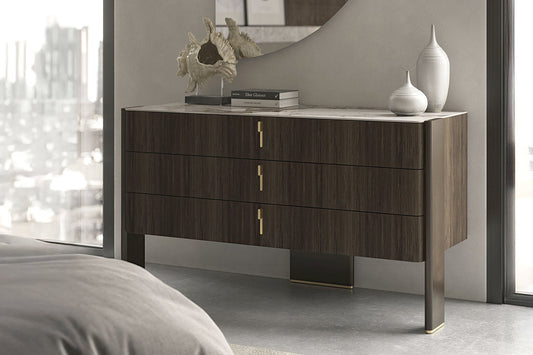 JULIAN Kommode Gesamtansicht – Bronze GF18, Holzkorpus mit Keramikplatte Marmoreffekt – Cattelan Italia