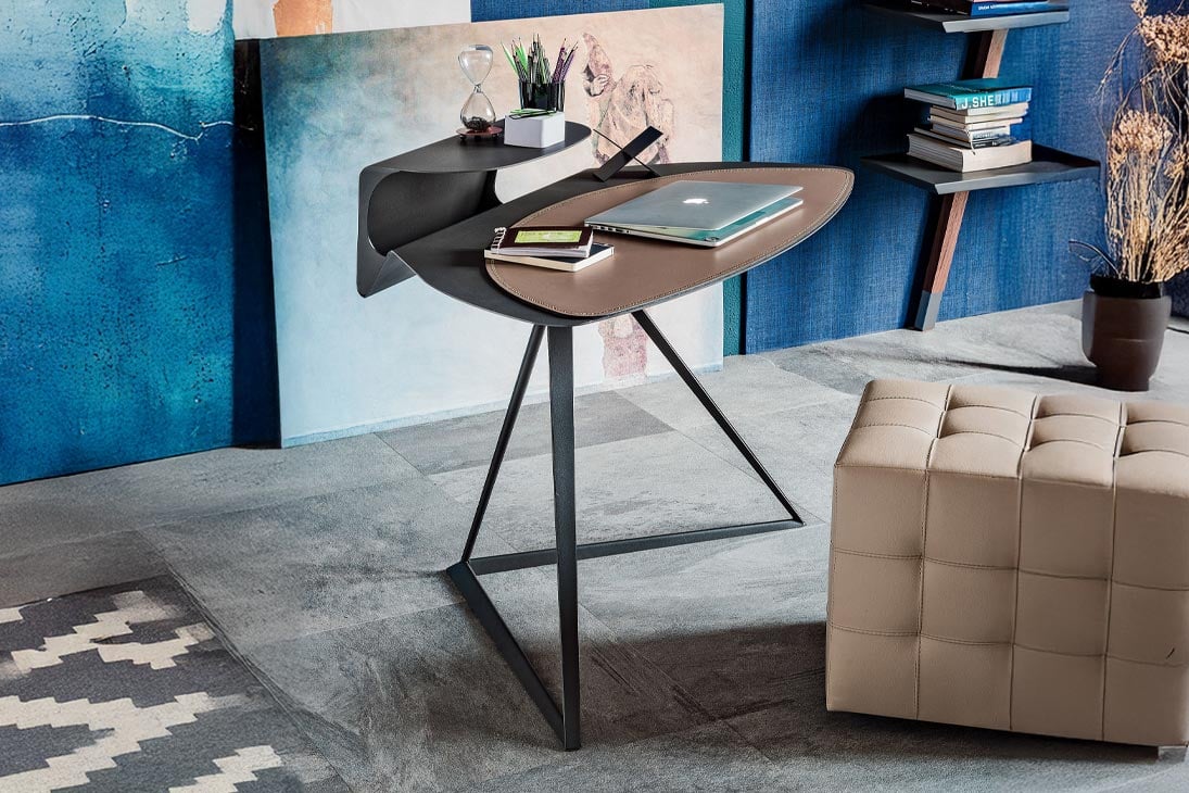 STORM Schreibtisch Gesamtansicht – Kernleder Tortora col. 50, 118 x 73 cm – Cattelan Italia