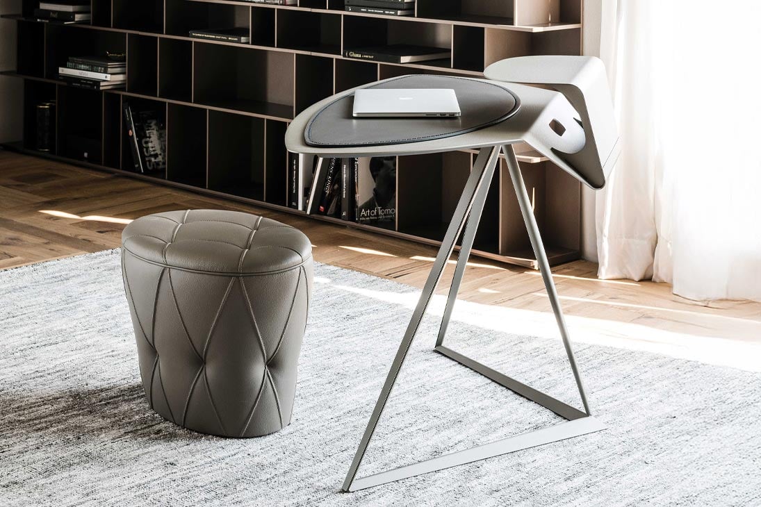 STORM Schreibtisch von vorne – Kernlederauflage col. 50 Tortora, minimalistisch – Cattelan Italia