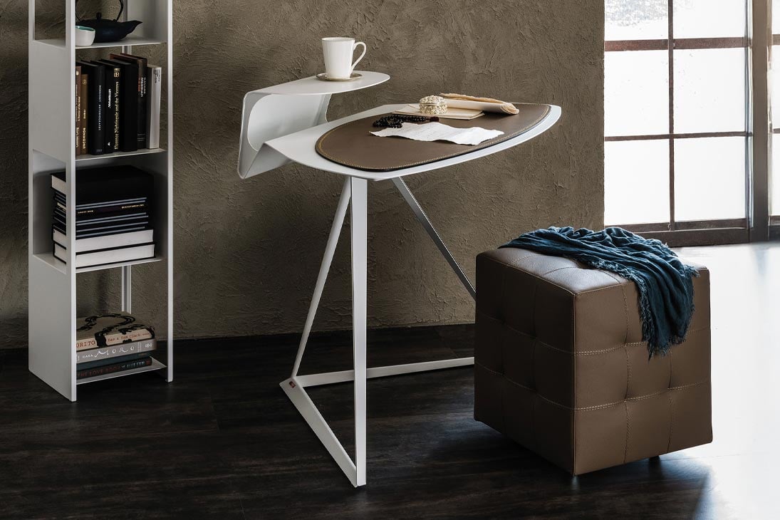 STORM Schreibtisch Schräganasicht – Design Homeoffice, Leder-Auflage Tortora – Cattelan Italia