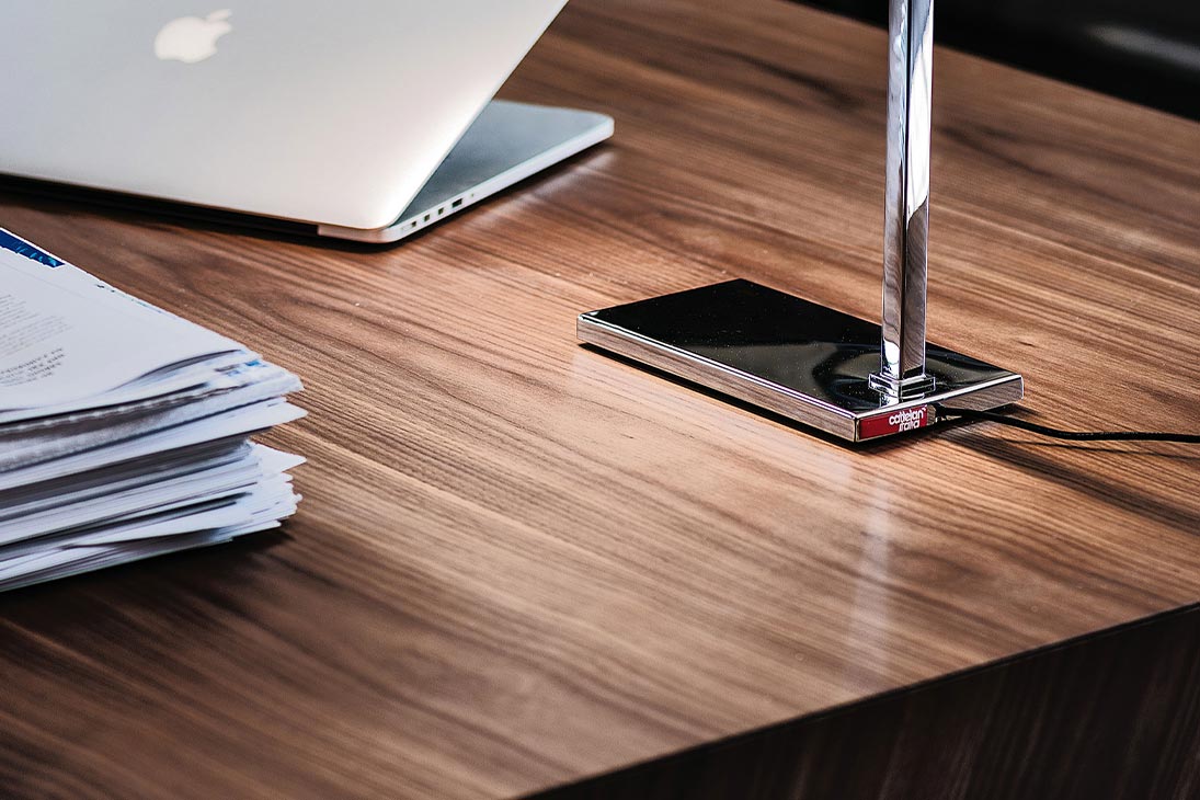 NASDAQ Bürotisch Detailansicht Verbindung – Metall trifft Holzfurnier – Cattelan Italia