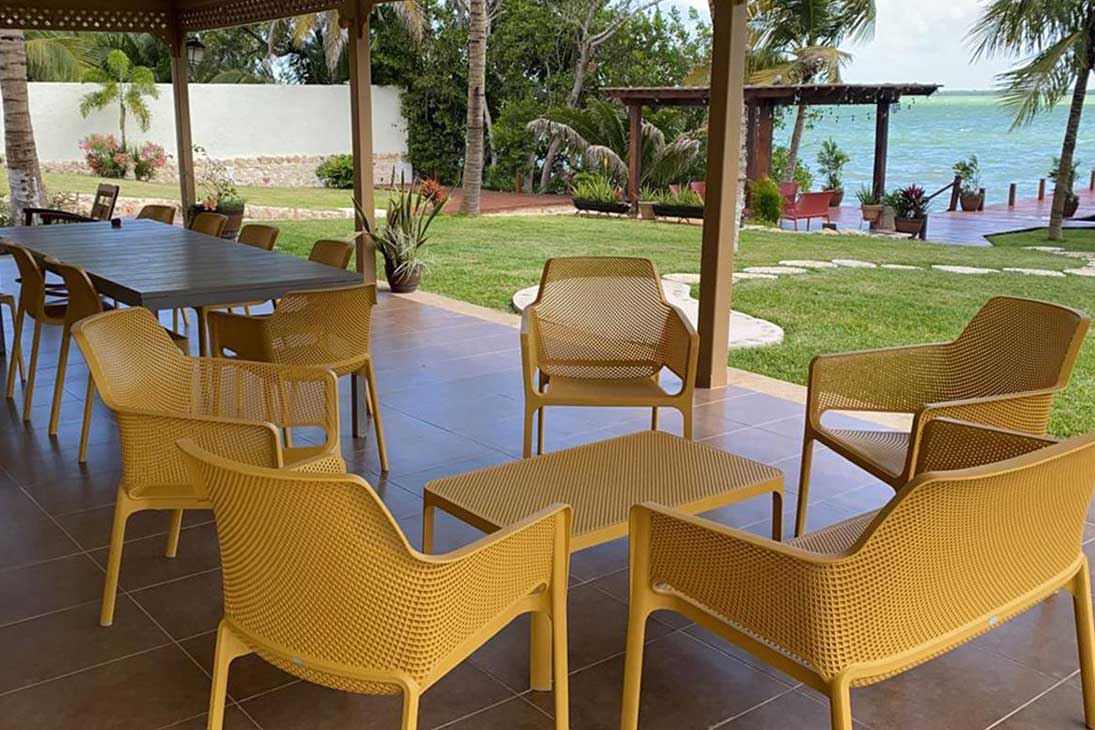 NET Gartenstuhl mit Armlehnen im Raum – Terrasse Garten, mediterran, Senape col. 56 – Nardi