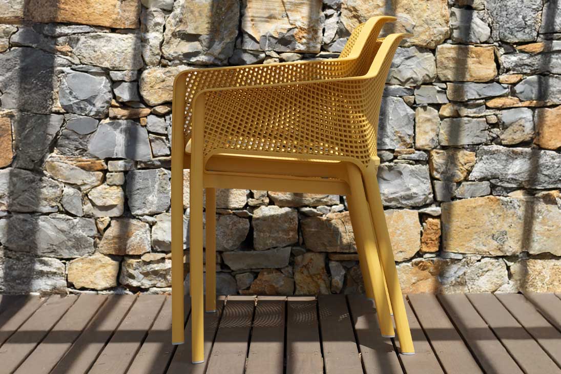 NET Gartenstuhl mit Armlehnen Sitz Detailansicht – Atmungsaktive Netzstruktur, Kühles Sitzgefühl – Nardi