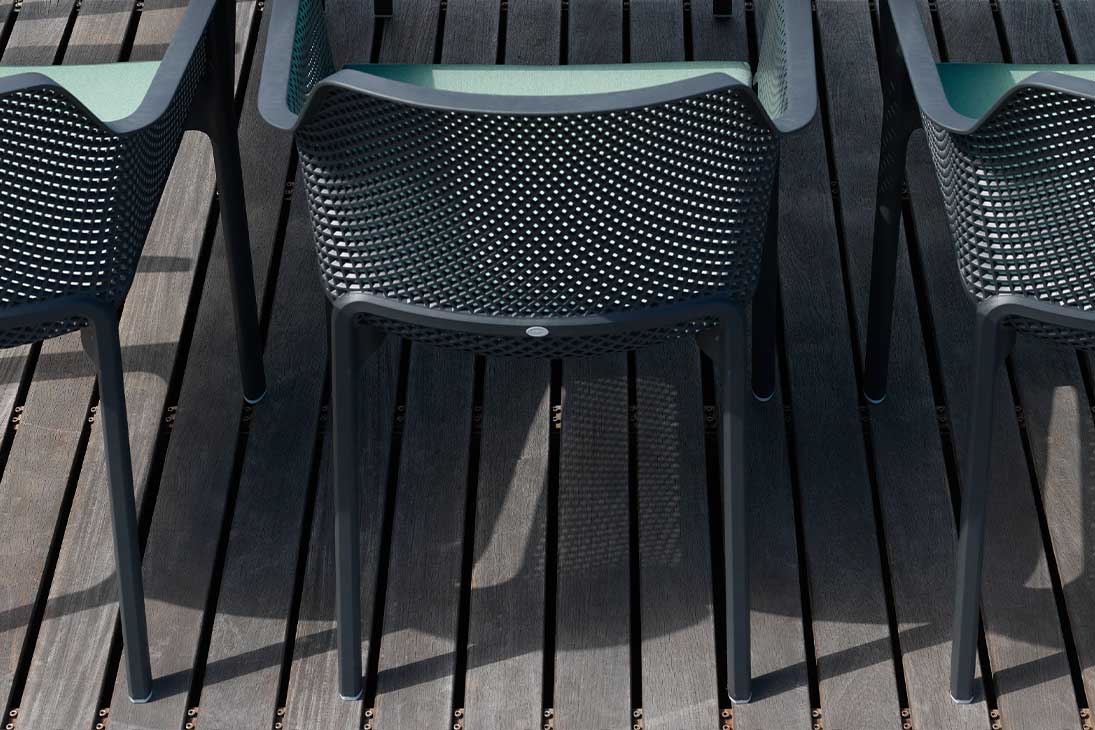 NET Gartenstuhl mit Armlehnen Material Nahaufnahme – Glasfaserverstärktes PP, wetterfest UV-beständig – Nardi
