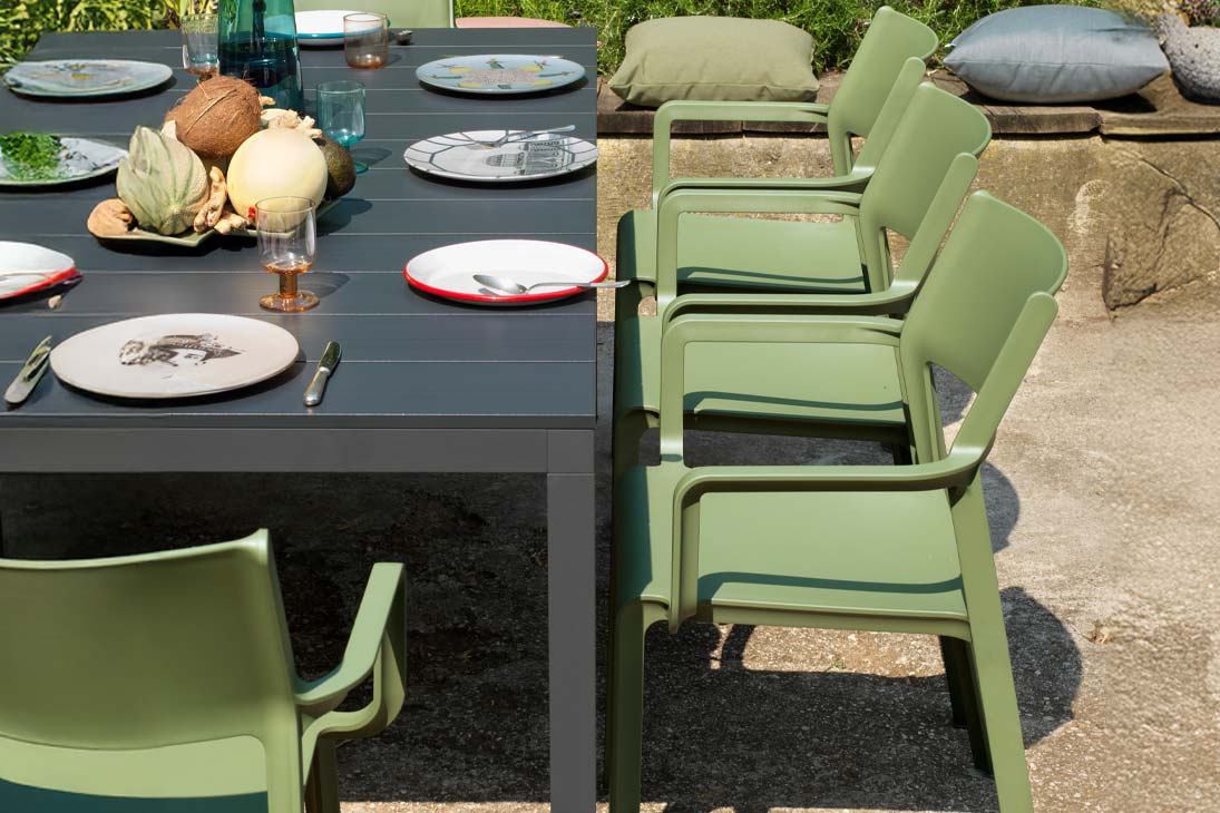 TRILL Gartenstuhl mit Armlehnen Seitenansicht – Monoblock, Sitzhöhe ca. 48 cm – Nardi
