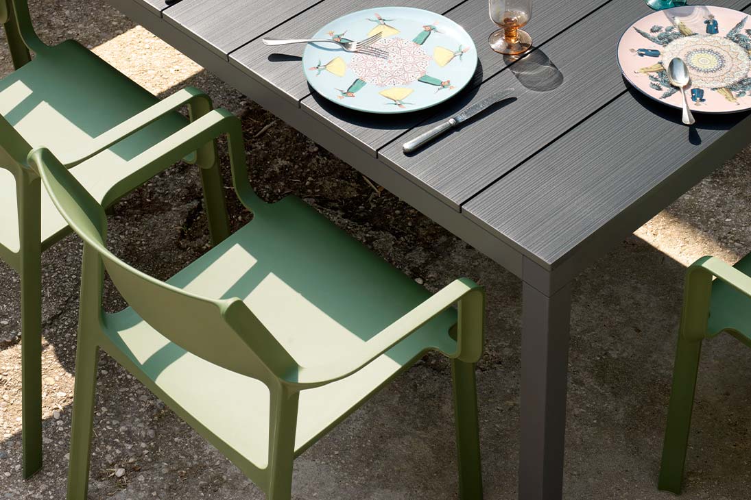 TRILL Gartenstuhl mit Armlehnen Schräganischt – matte Oberfläche, Tortora col. 10 – Nardi