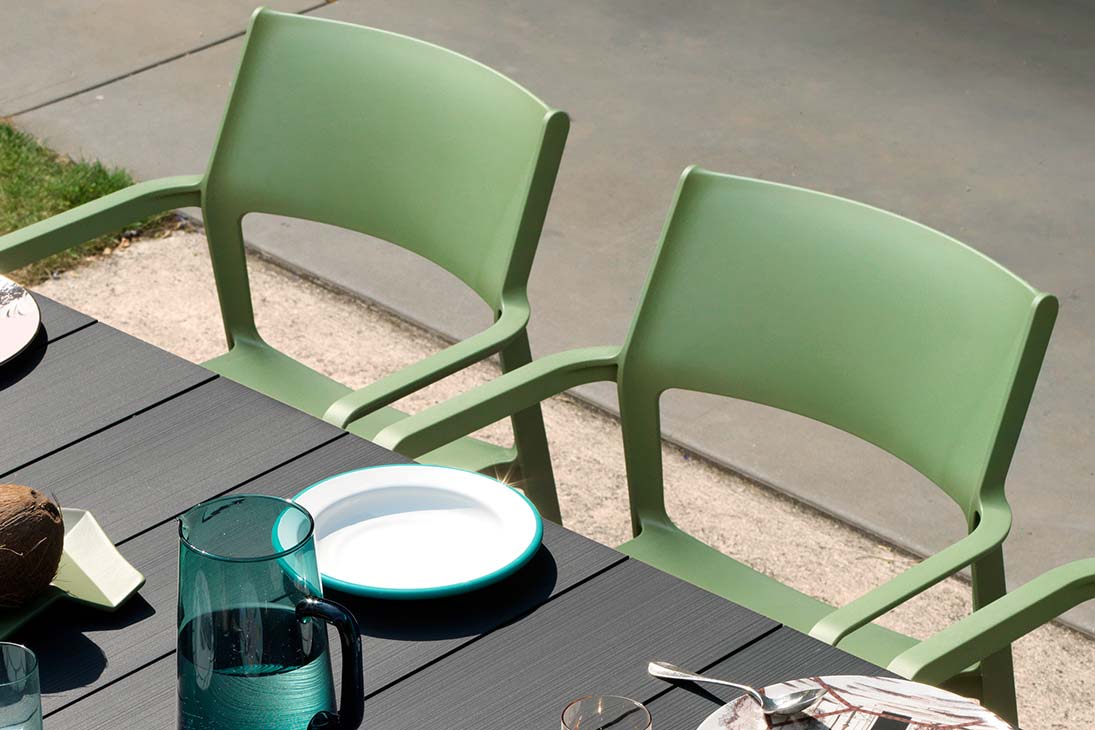 TRILL Gartenstuhl mit Armlehnen im Raum – durchgefärbter Kunststoff, recyclebar – Nardi