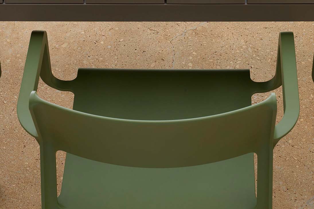 TRILL Gartenstuhl mit Armlehnen auf Terrasse – stapelbar, minimalistisches Design – Nardi