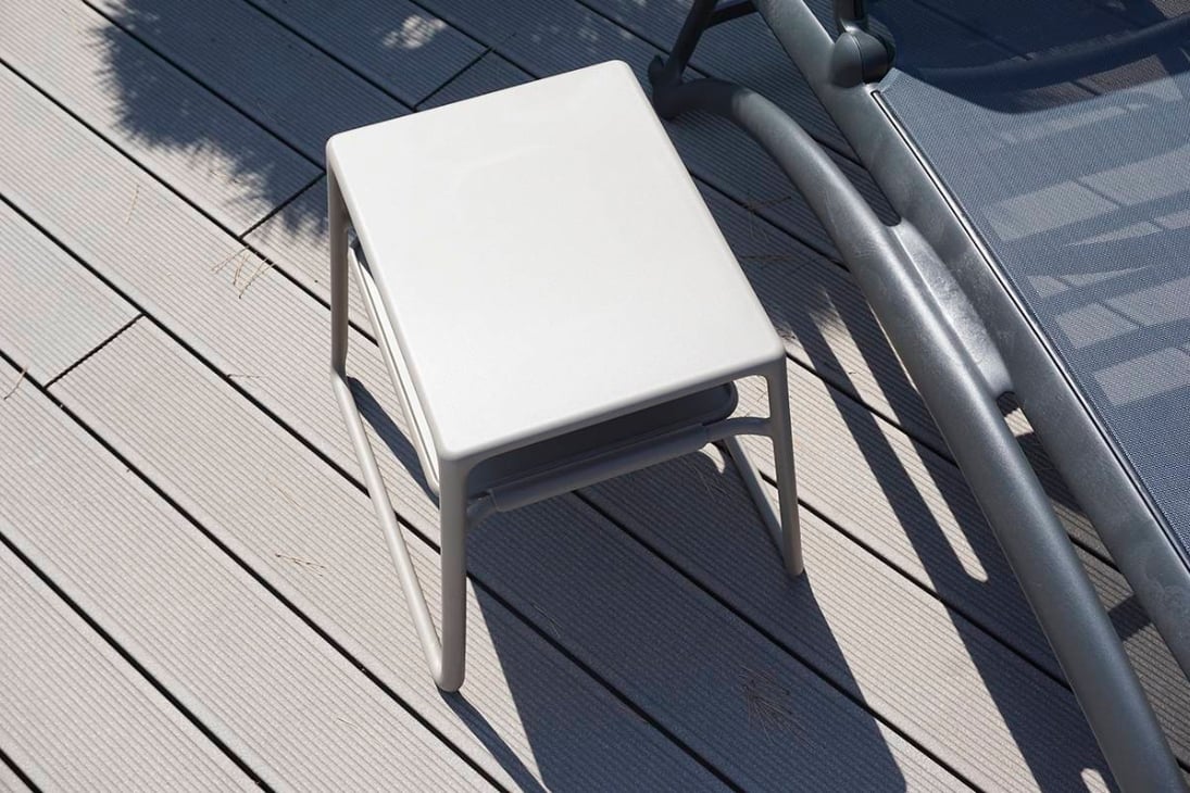 POP Garten-Beistelltisch Detailansicht – herausnehmbare Tablett-Ablage, Bianco – Nardi
