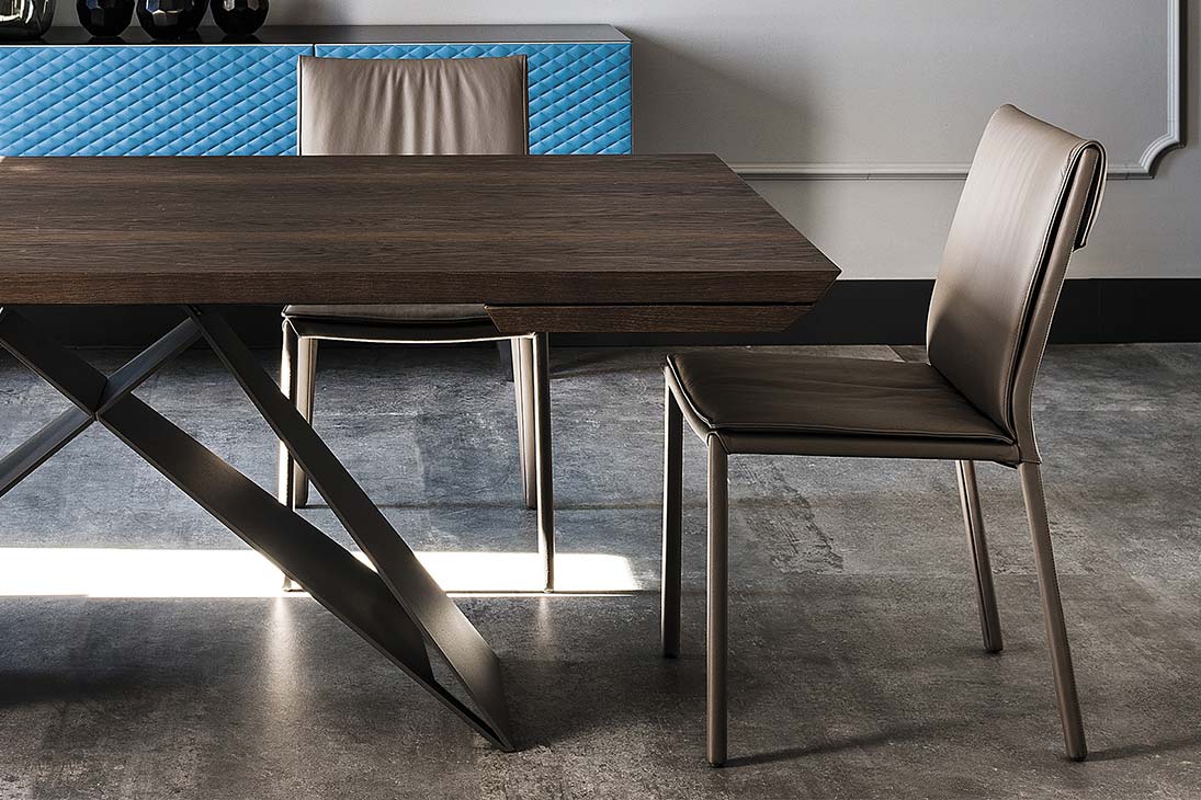 ISABEL Stuhl Schrägansicht – eleganter Esszimmerstuhl, Kunstleder, Stahlgestell – Cattelan Italia
