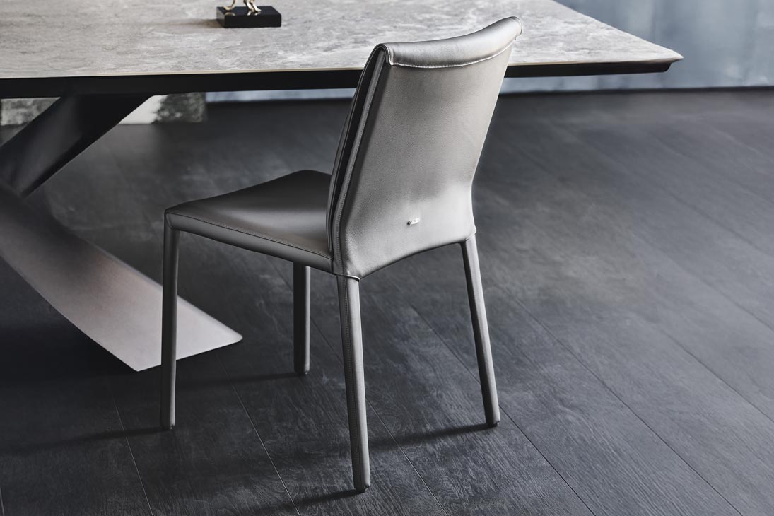 ITALIA Stuhl Detailansicht Sitzfläche – weiche Polsterung in Lino ECP48 – Cattelan Italia