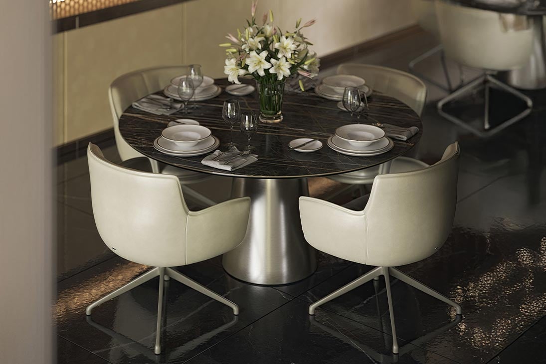 RHONDA LOUNGE Drehsessel Schraegansicht – sanfte Kurven, Graphit GFM69 – Cattelan Italia