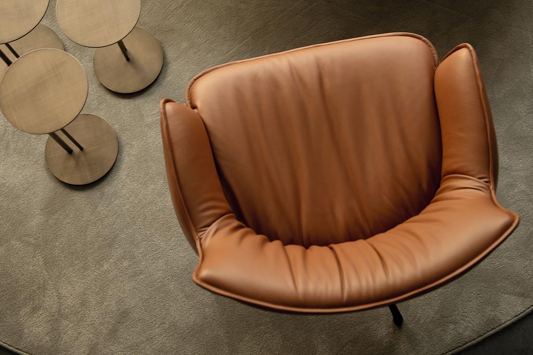 RHONDA LOUNGE Drehsessel Detailansicht Rücken – weiche Falten, edle Veredelung – Cattelan Italia