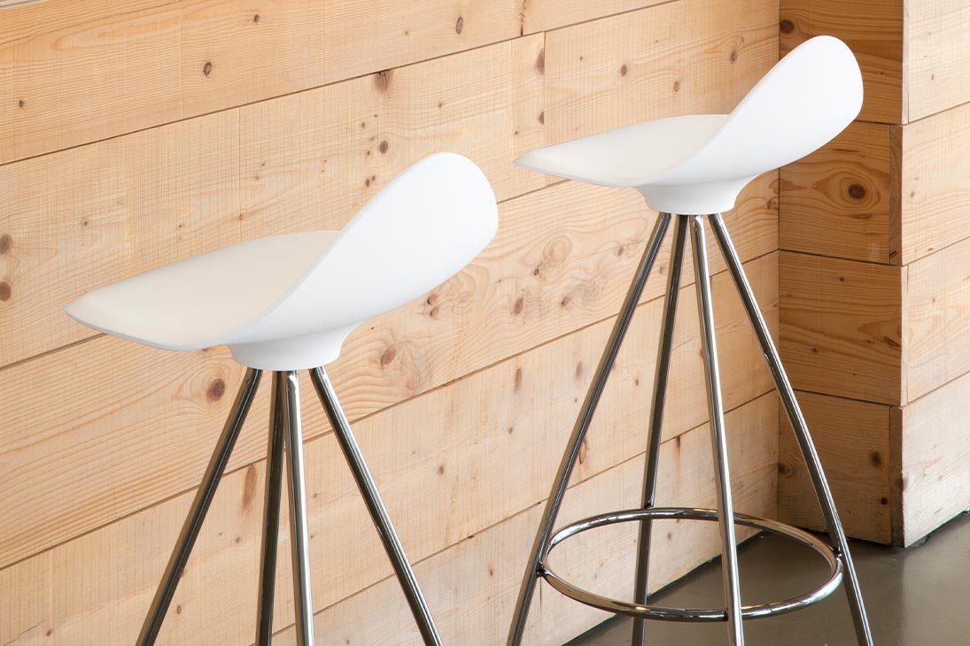 ONDA Barhocker Schrägansicht – Gummibeschichtung für sicheren Sitz – Stua