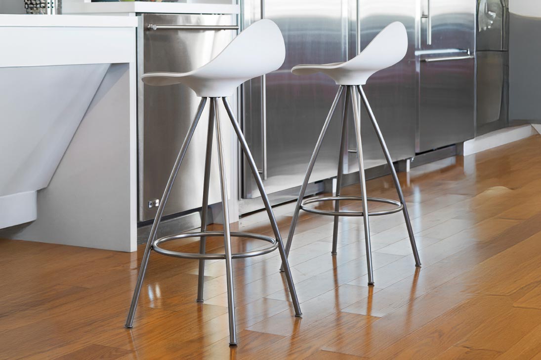 ONDA Barhocker im Raum – minimalistischer Barhocker für Küche und Hausbar – Stua