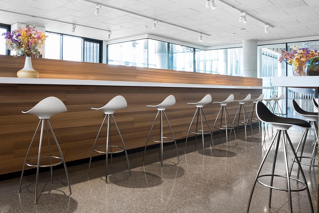ONDA Barhocker schräg von oben – ergonomische Kurvenform des Sitzes – Stua