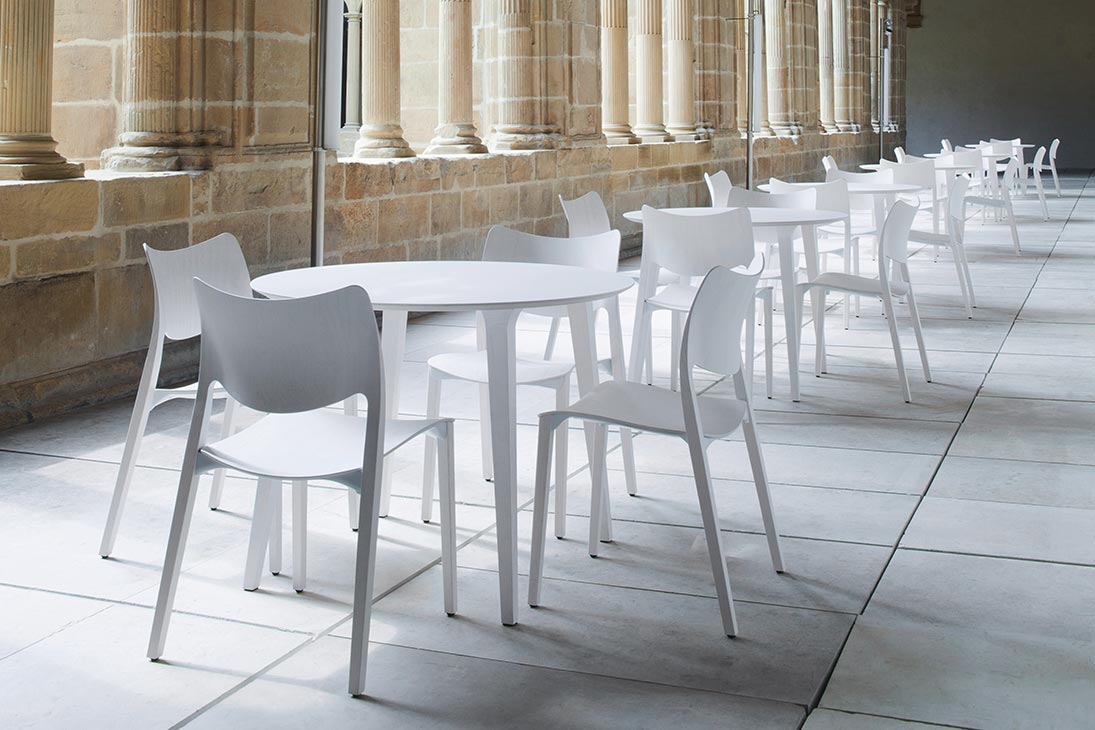 LAU ROUND Esstisch im Raum – modernes Interieur, Esche weiß, Familientisch – Stua